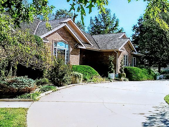 2nd image of 3206 Cabrillo Dr