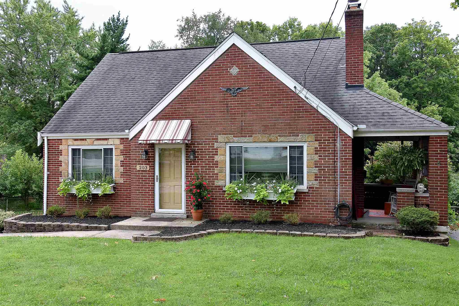 203 James Ave photo 1