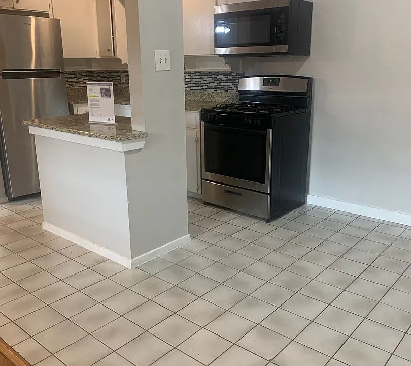 2428 Louise St #13