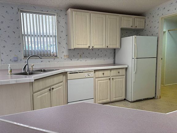 5th image of 12 Beaver Lake Cir #3105