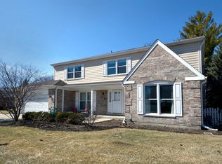 1048 N Carlyle Ln, Arlington Heights, IL 60004