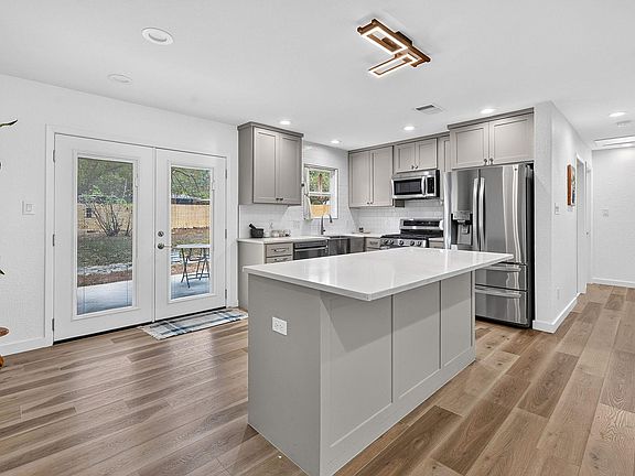 5th image of 204 Chippendale Ave