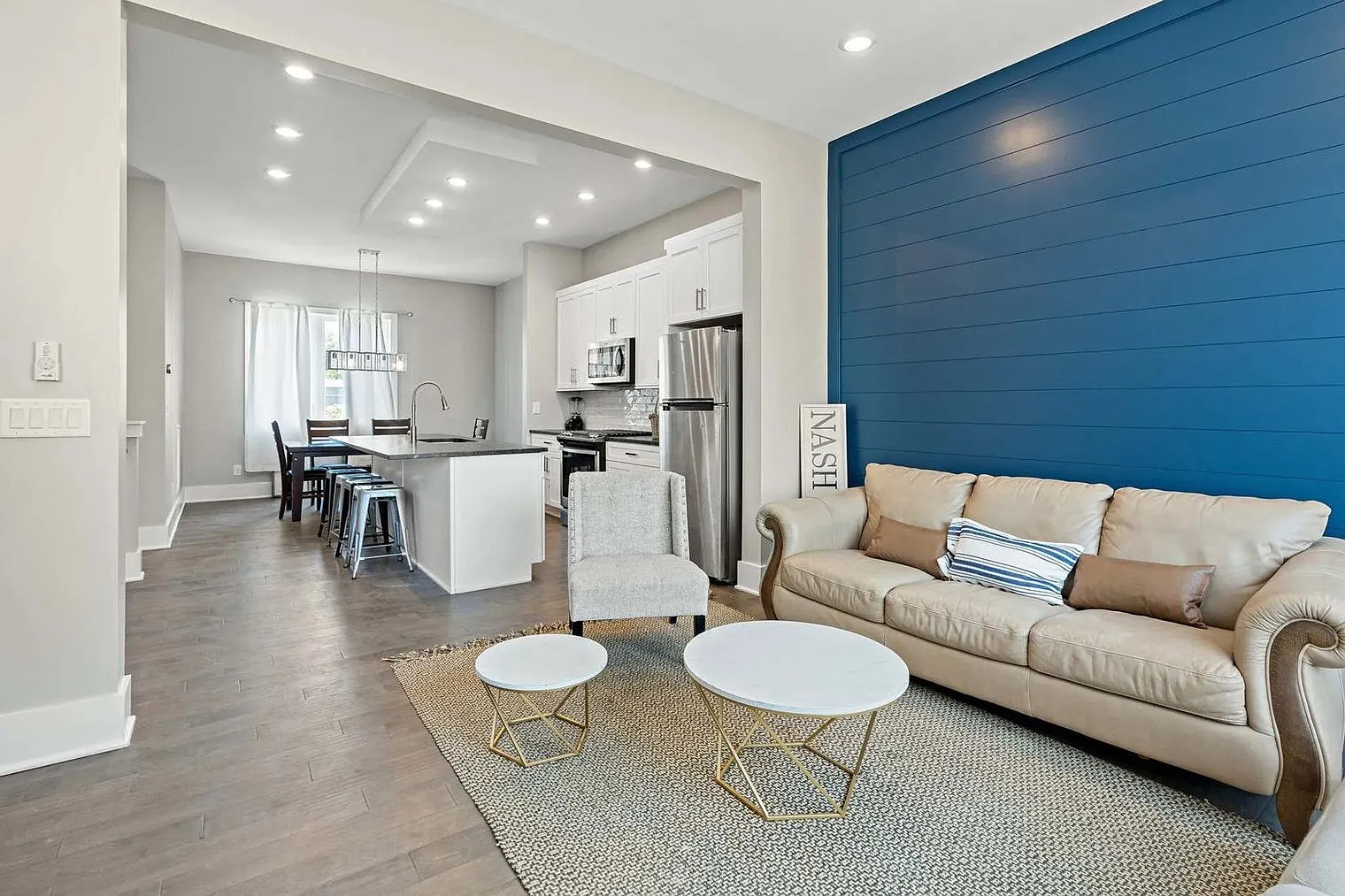3 bed, 3.0 bath, 1517 sqft, $7,485 — Photo 2