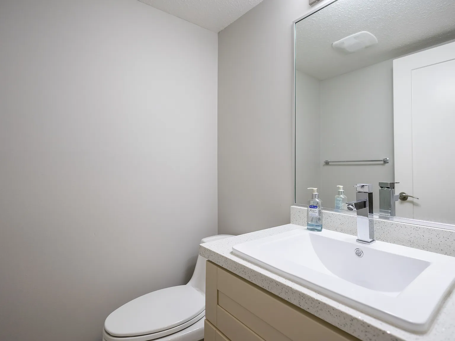 2 bed, 969 sqft, $2,700 — Photo 2