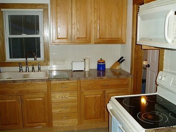 5th image of 820 11th St NE