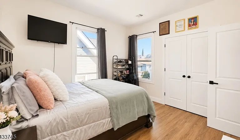 484 Lincoln Pl — Photo 12