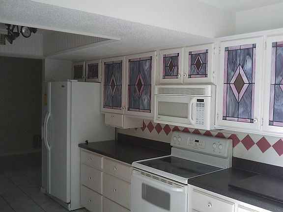 3rd image of 601 E Roberts St
