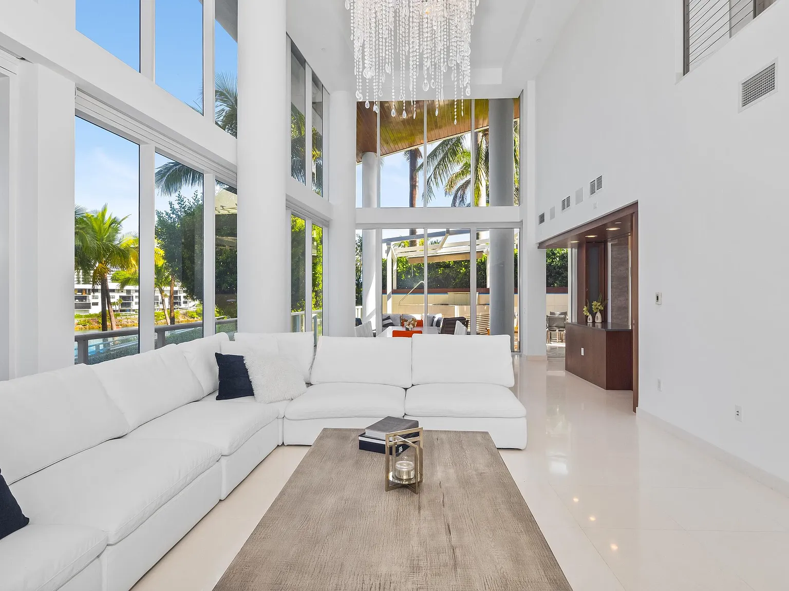 4 bed, 4.5 bath, 4712 sqft, $32,500 — Photo 3