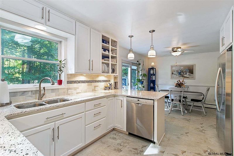 3rd image of 10 PINE VIEW Drive