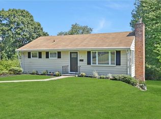 3 Foxhill Rd, Valhalla, NY 10595