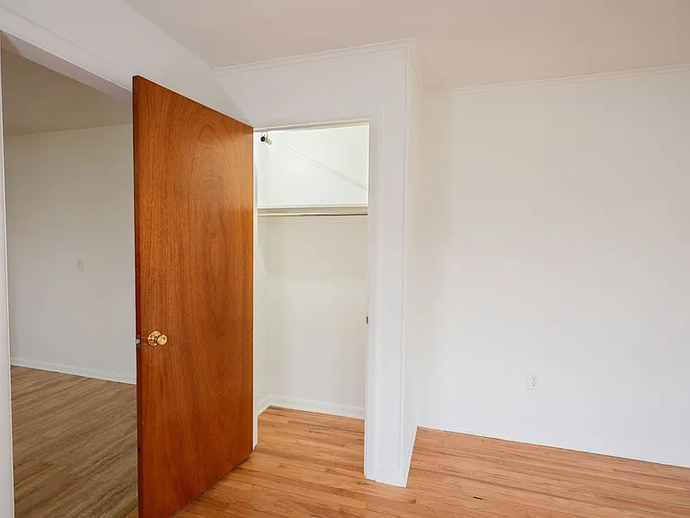 2305 River Rd — Photo 12
