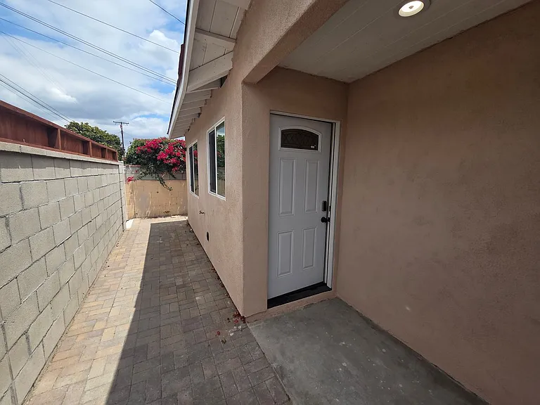 1805 Saint James Pl — Photo 2