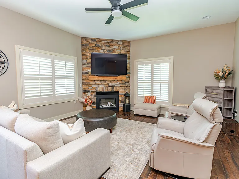 122 Timberland Dr — Photo 2