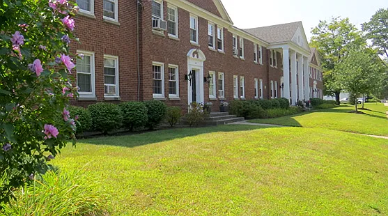Williamsburg Court Apartments — Photo 4