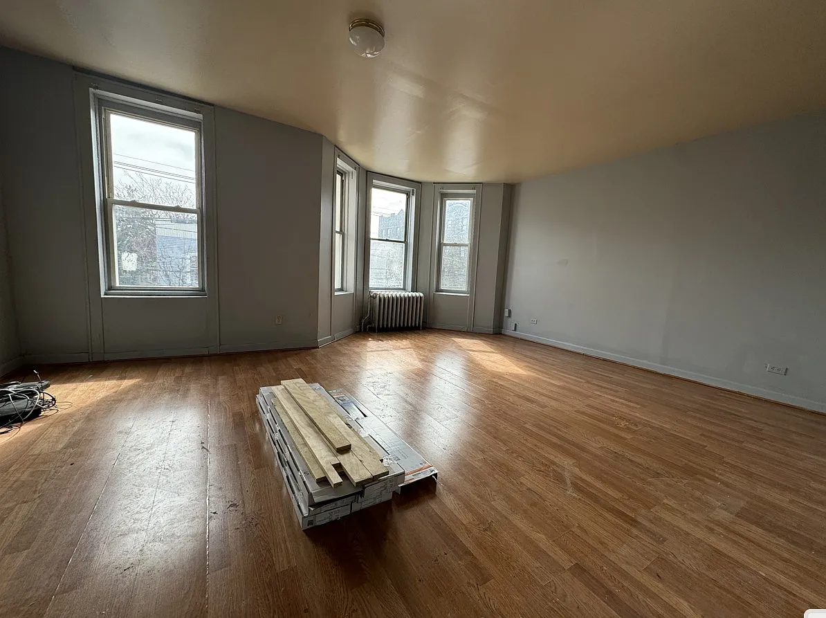 3 bed, 1000 sqft, $2,500 — Photo 3