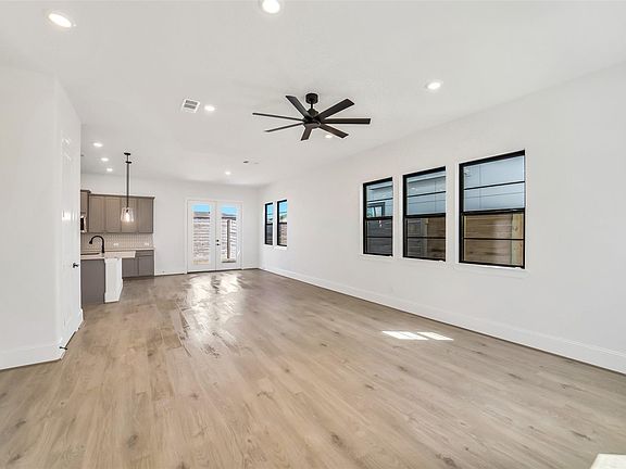 3rd image of 3220 Royal Oaks Hollow Ln
