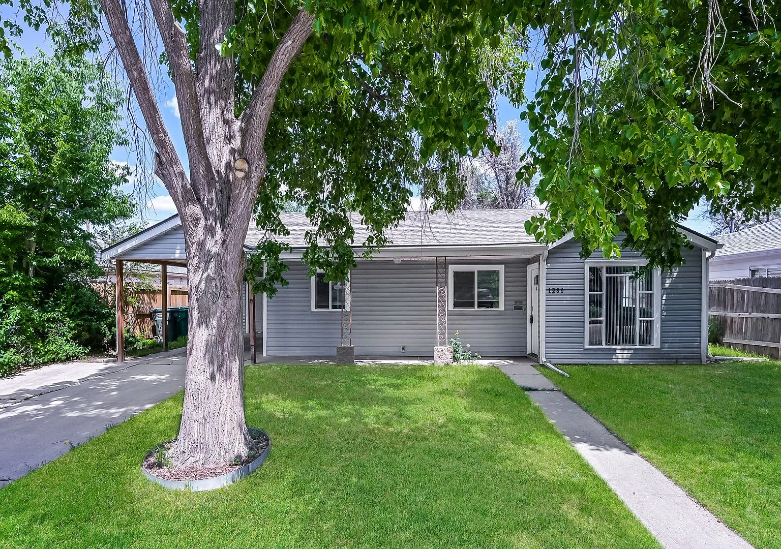 4 Weeks Free Rent & Free 55" Tv If Moved In By 8/31! Beautifully Remodeled 3bd/2ba Home In Centra... — Photo 2