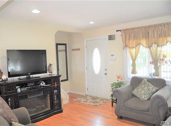3rd image of 16 Brewster St
