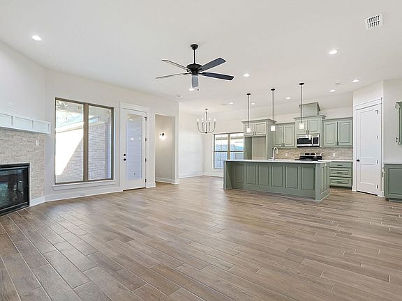3rd image of 109 W Cates Ln