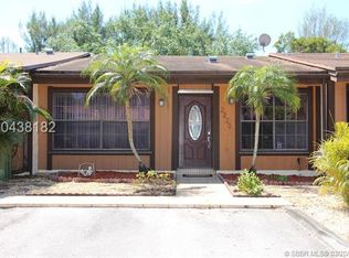 2220 Buttonwood Ave, Pembroke Pines, FL 33026