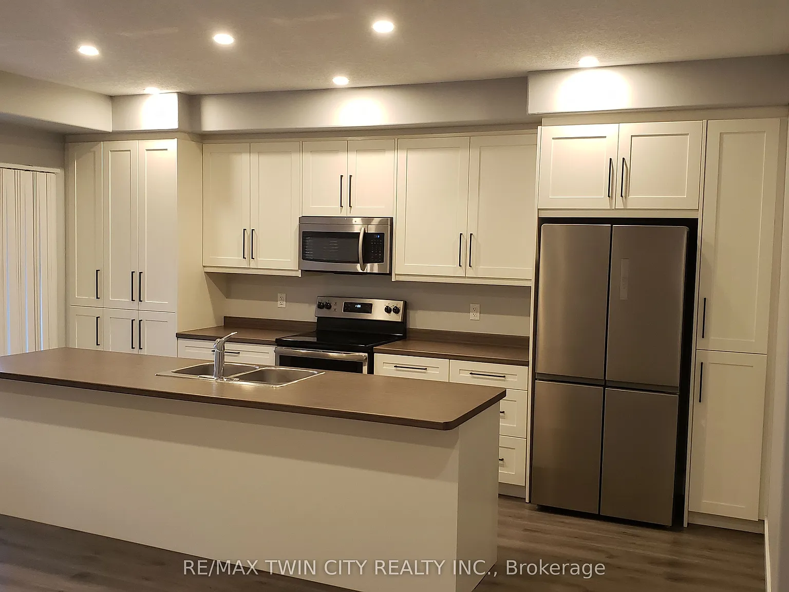3 bed, $2,550 — Photo 2