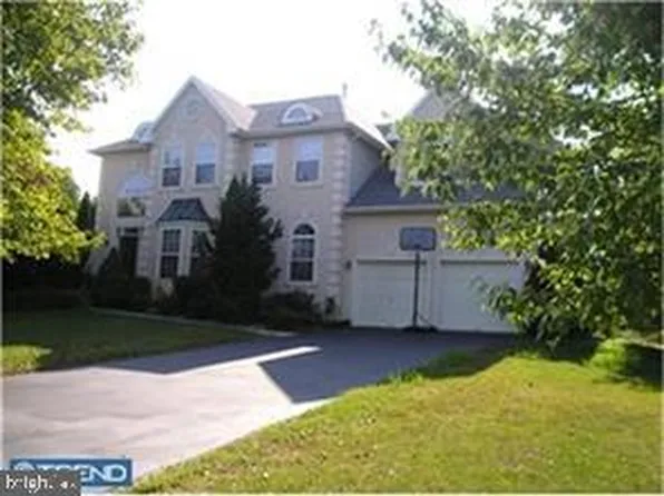 1 Mallard Dr, Mount Laurel, NJ 08054