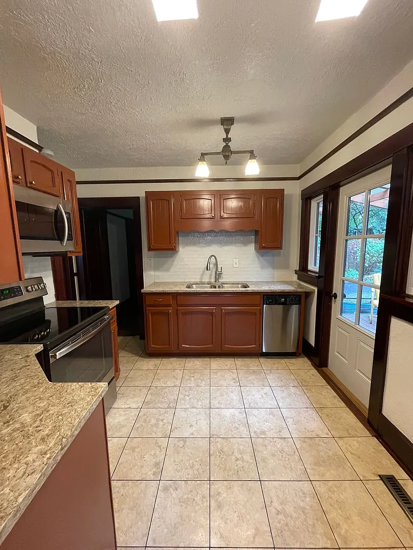 3 Bedroom House On Purdue Campus - Short Term Lease Available Now — Photo 3