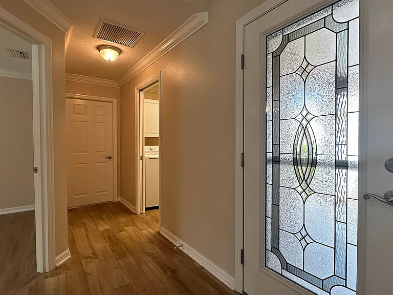 724 Yager Ln — Photo 2