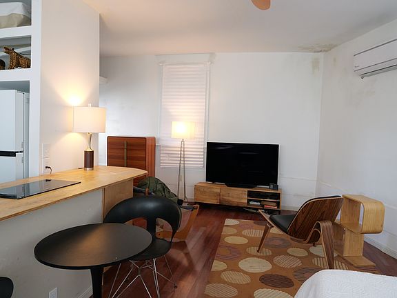 5th image of 2948 Broadway St