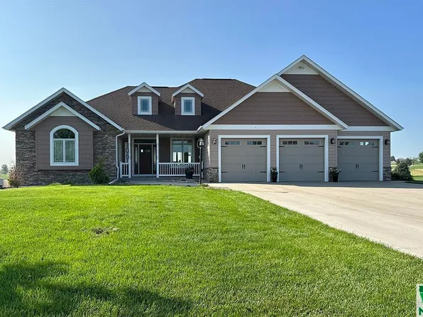 1061 Colonial St, Sioux Center, IA 51250