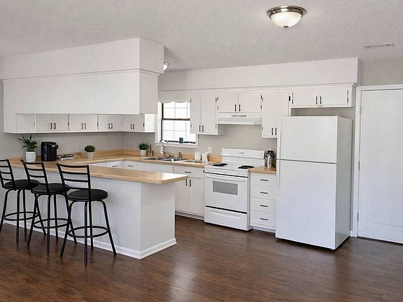 3rd image of 14 Elizabeth Dr