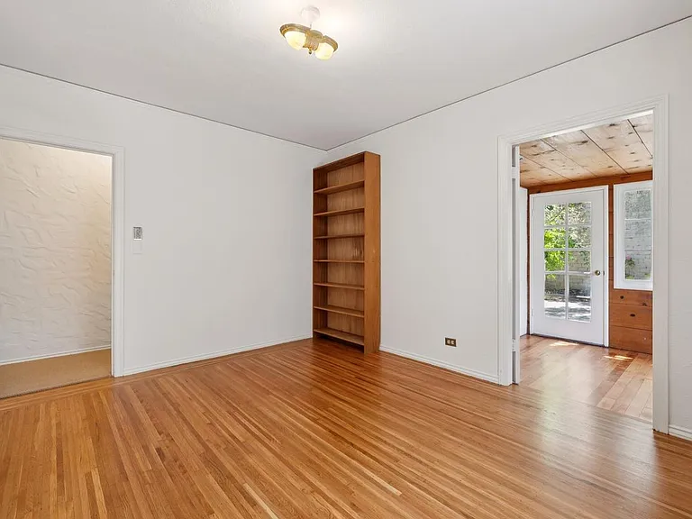 111 Windsor Ave — Photo 30