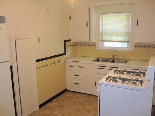4th image of 425 Laurel Hill Ave