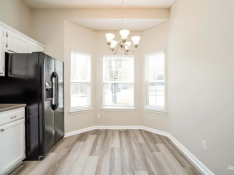 1105 Heather Dr — Photo 7