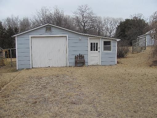 5th image of 419 W Kansas St