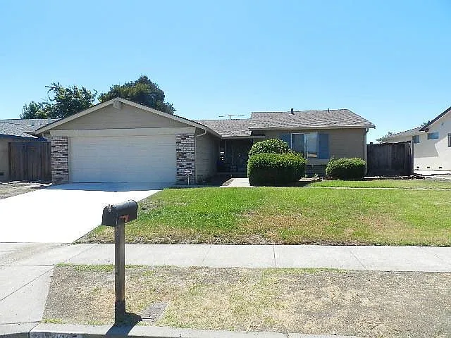 38695 Quince Pl photo 1