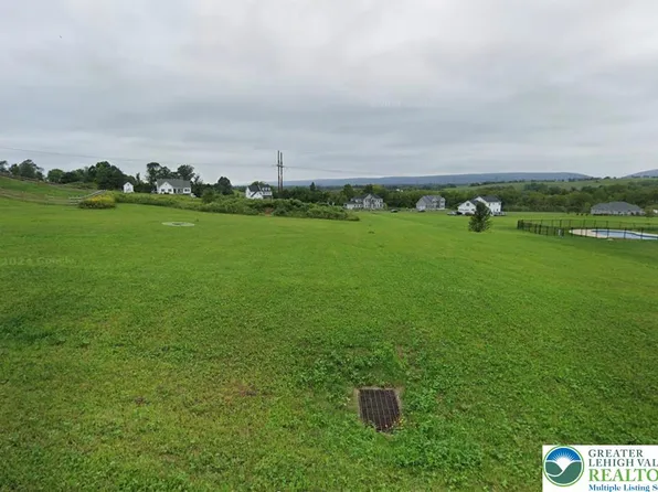 1360 Colony Ln, Pen Argyl, PA 18072