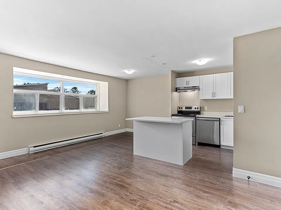 77 Manitou Cres W