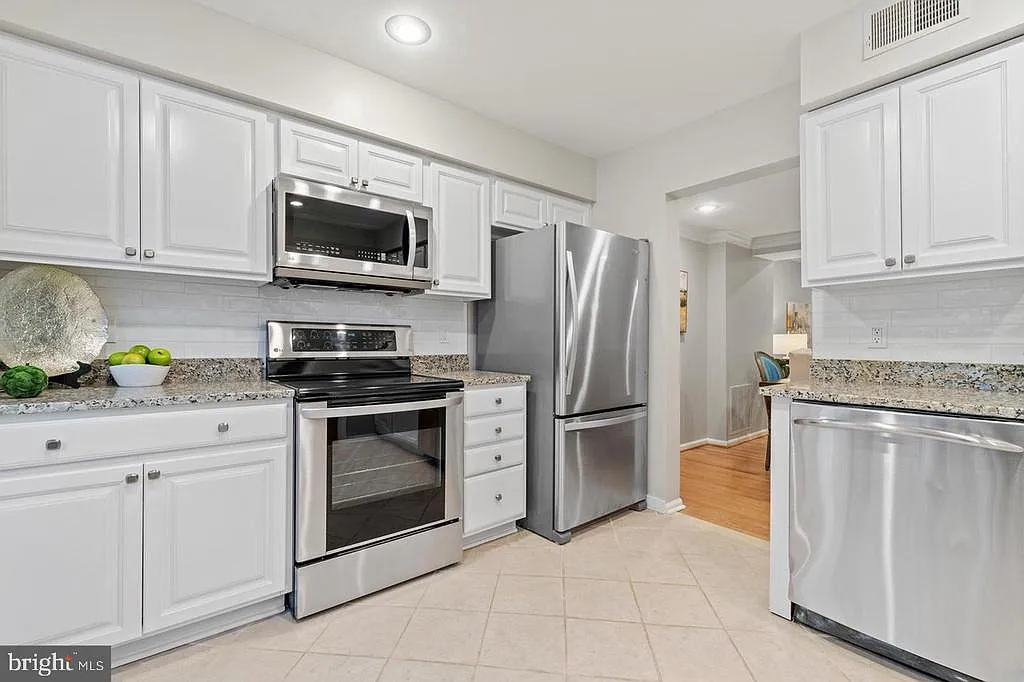 3 bed, 3.5 bath, 1372 sqft, $3,400 — Photo 2
