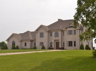 W295S5458 Holiday Oak Dr, Waukesha, WI 53189