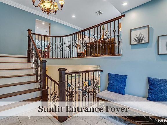 4th image of 11 Stone Ridge Ln