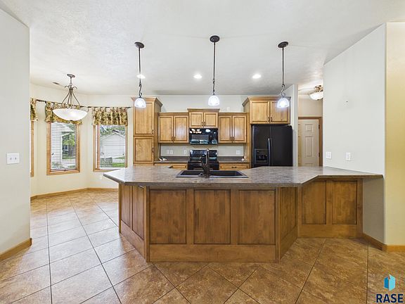 5th image of 720 E 70th Pl