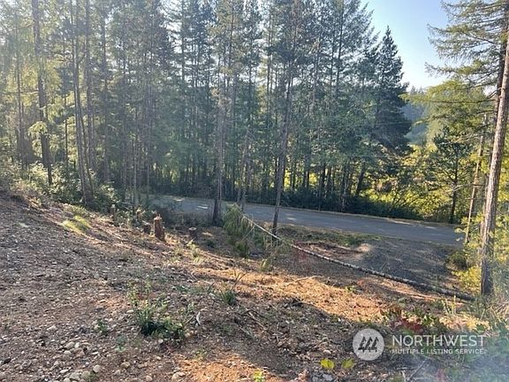 5th image of 131 E Dartmoor Dr