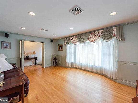 3rd image of 301 Woodlawn Dr