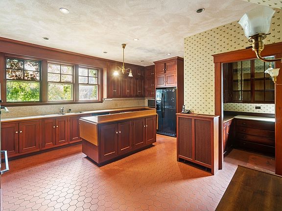 3rd image of 42 Everett Ave