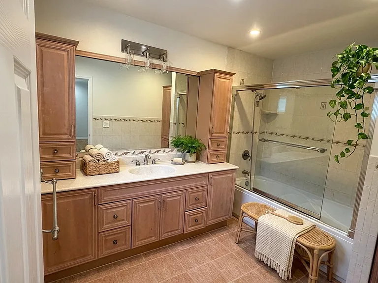 6836 Lindley Ave — Photo 6