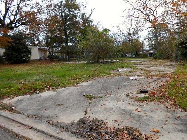2nd image of 1201 Pinecrest