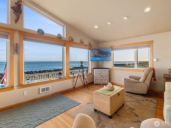 3rd image of 3156 Kindred Avenue