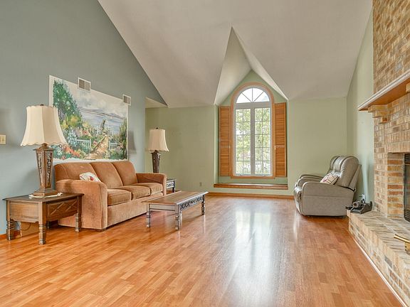 3rd image of 10198 Olcott Ave