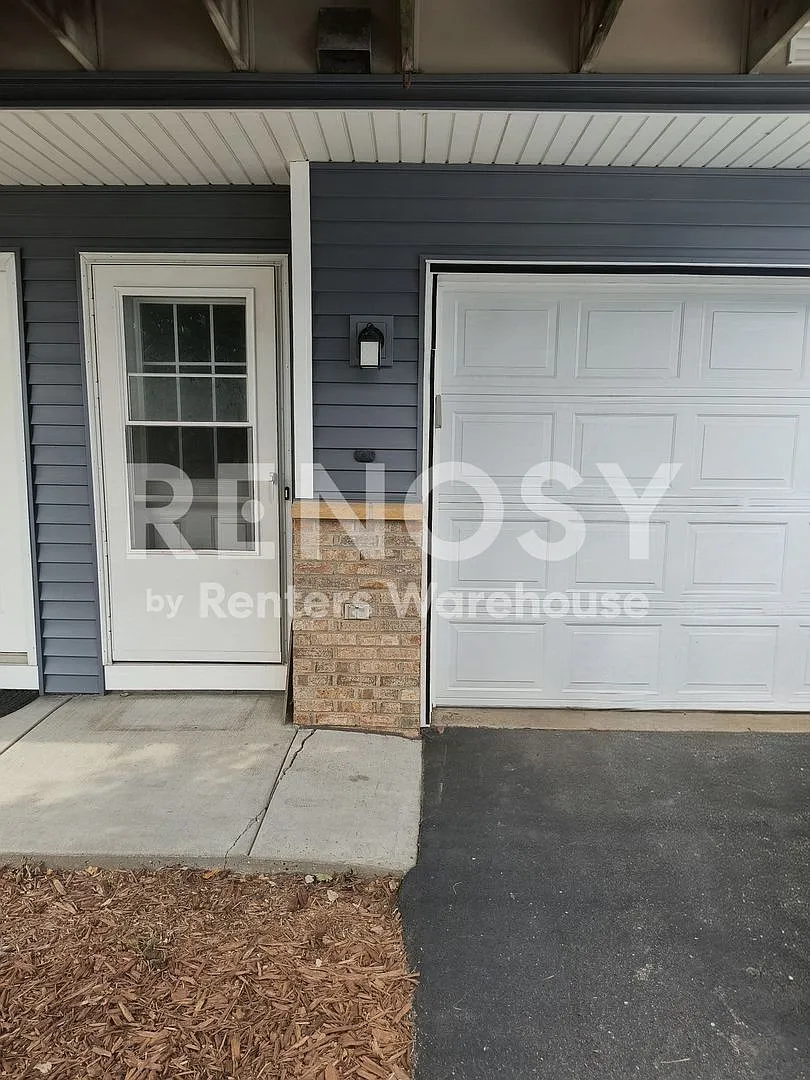 Available Now 2 bedroom 2 Bath Townhouse in Woodbury — Photo 1